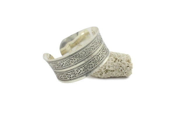 bb1000002-2-swirls-etched-cuff