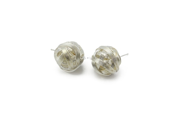 ee1000028-002-knitted-globe-studs