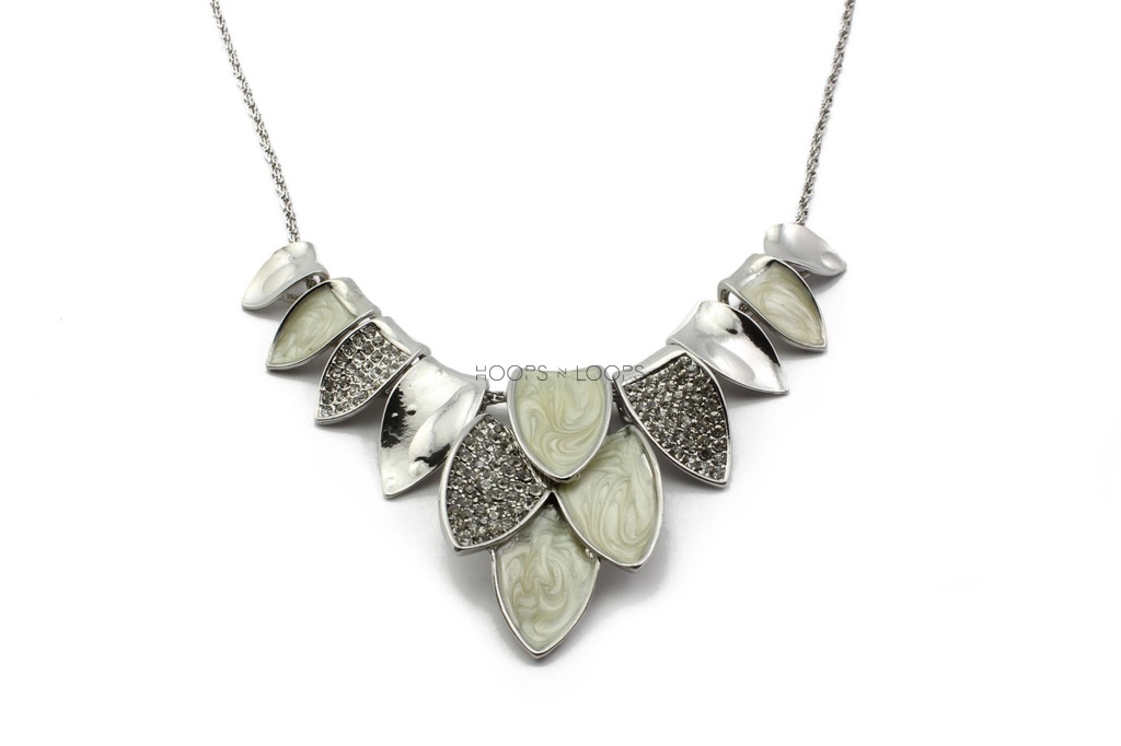 nn1000025-sparkle-petals-necklace